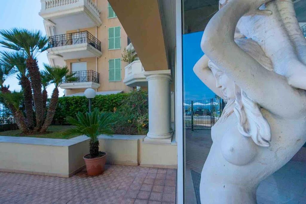 Superbe Studio Avec Terrasse En Front De Mer Menton Buitenkant foto